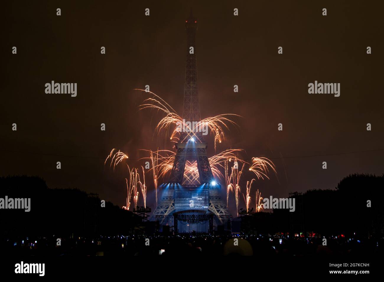 Fuochi d'artificio del giorno della Bastiglia alla Torre Eiffel il 14 luglio 2021 - spettacolo pirotecnico per la festa nazionale francese a Parigi durante la pandemia del Covid-19 Foto Stock