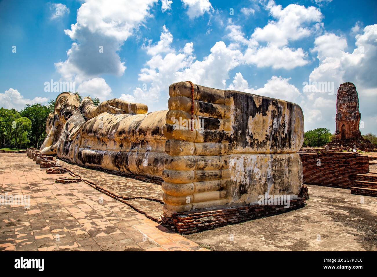 Buddha reclinato nel tempio di Wat Lokayasutharam a Phra Nakhon si Ayutthaya, città storica in Thailandia Foto Stock