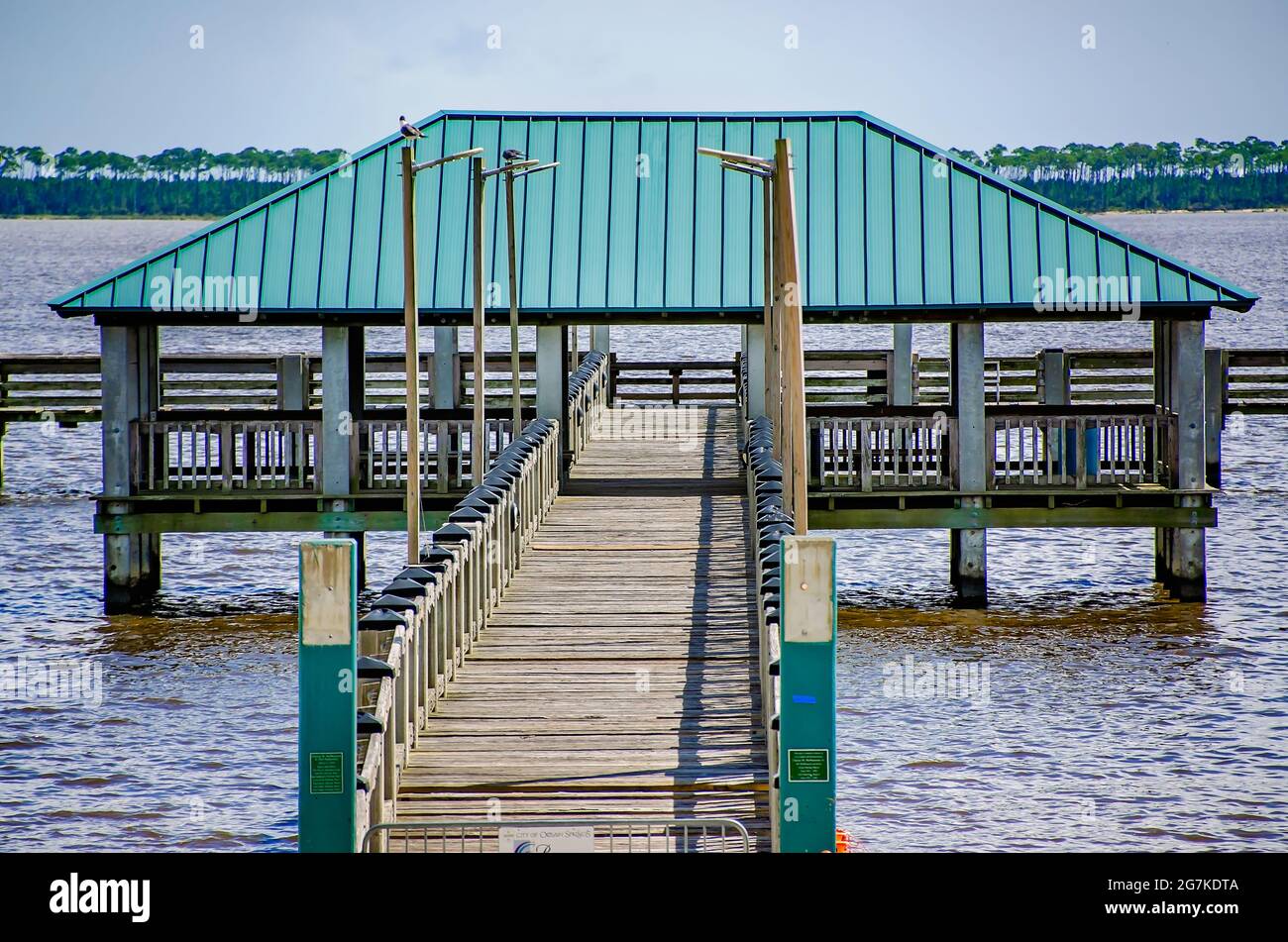 Il molo per la pesca del Fort Maurepas Park è raffigurato, il 1° luglio 2021, a Ocean Springs, Mississippi. Foto Stock