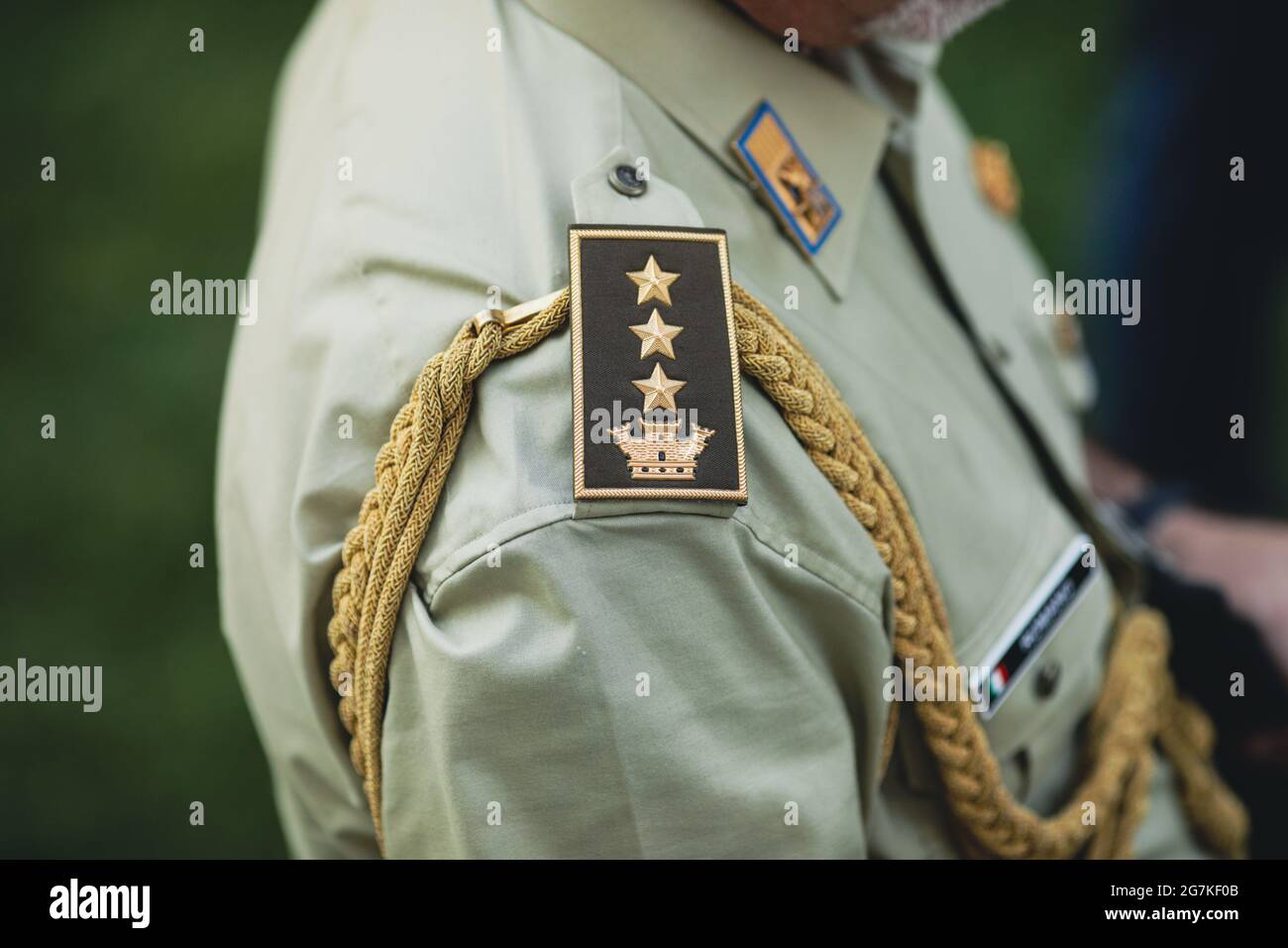 Bucarest, Romania - 14 luglio 2021: Profondità di campo poco profonda (fuoco selettivo) dettagli con un grado militare generale tre stelle dell'esercito italiano (gene Foto Stock