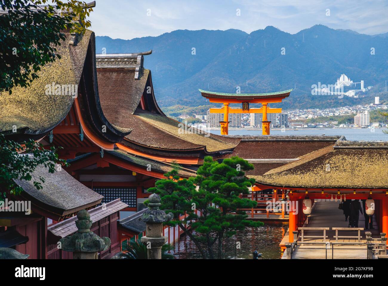 Torii galleggiante del Santuario di Itsukushima a Hiroshima, Giappone. Traduzione: Santuario di Itsukishima, l'ex nome del Santuario di Itsukushima. Foto Stock