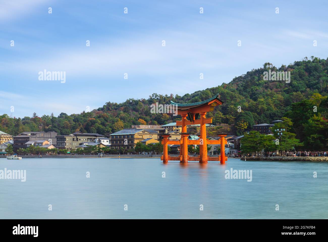 Torii galleggiante del Santuario di Itsukushima a Hiroshima, Giappone. Traduzione: Santuario di Itsukishima, l'ex nome del Santuario di Itsukushima. Foto Stock