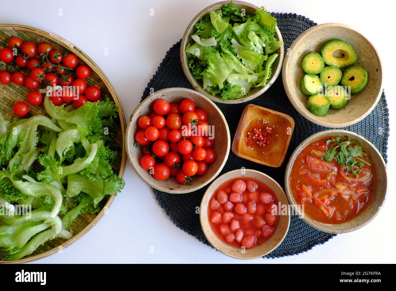 Cibo sano vietnamita, ingrediente vegano in verde, rosso, insalata mista con salsa di pomodoro, fragola, avocado, nutrizione mangiare per detox, menù dieta ricca Foto Stock