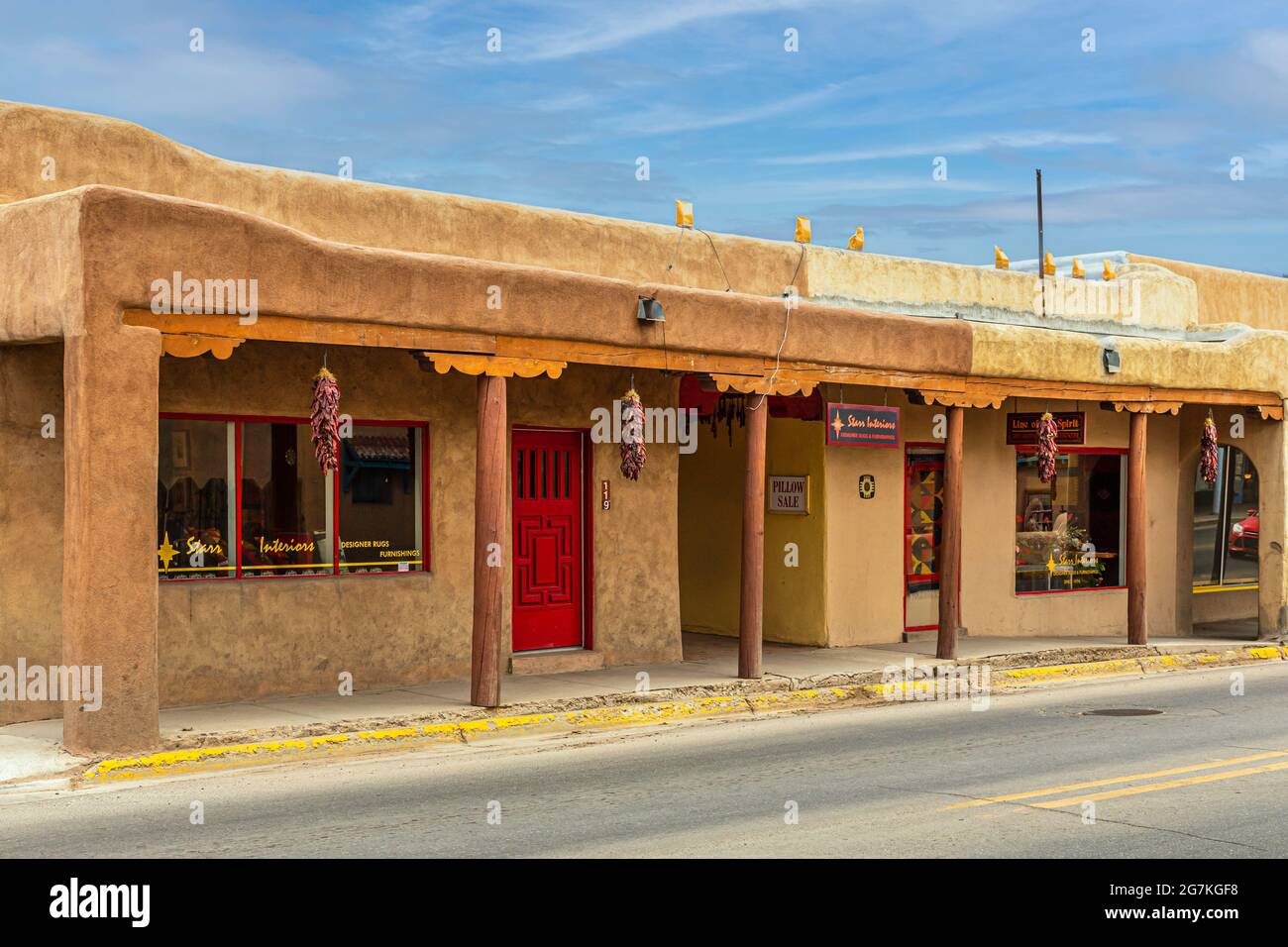 Taos, New Mexico, USA, 13 aprile 2014: Negozi in una struttura costruita con adobe, un materiale fatto di terra e materiali organici. Foto Stock