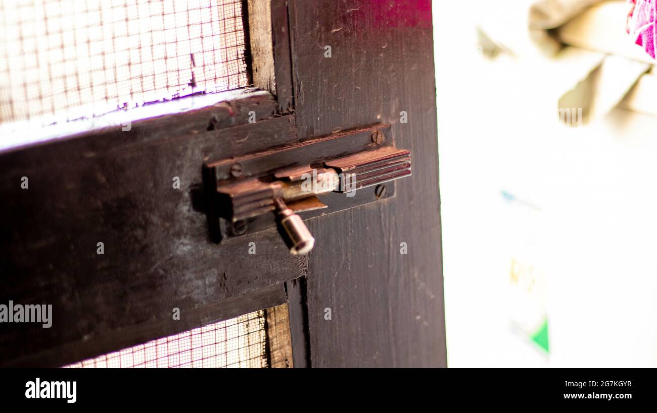 Chiusura di una serratura dorata su una porta di legno Foto Stock