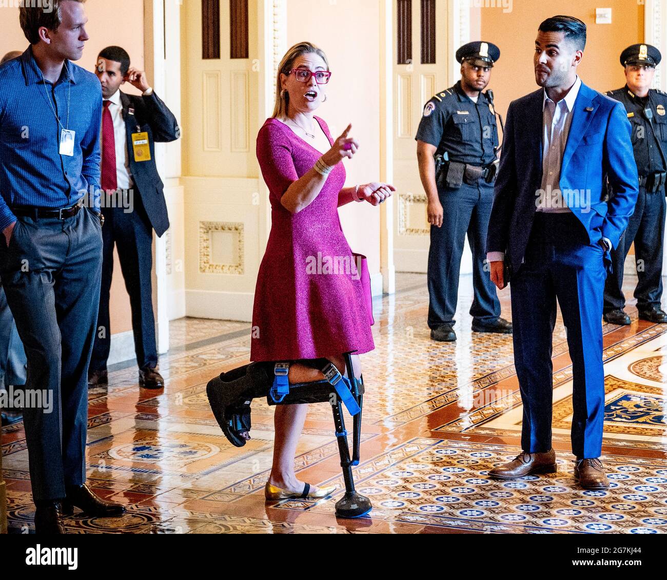 Washington, Stati Uniti. 14 luglio 2021. Senatore degli Stati Uniti, Kirsten Sinema (D-AZ) che parla con la stampa vicino alla Camera del Senato presso il Campidoglio degli Stati Uniti. Credit: SOPA Images Limited/Alamy Live News Foto Stock