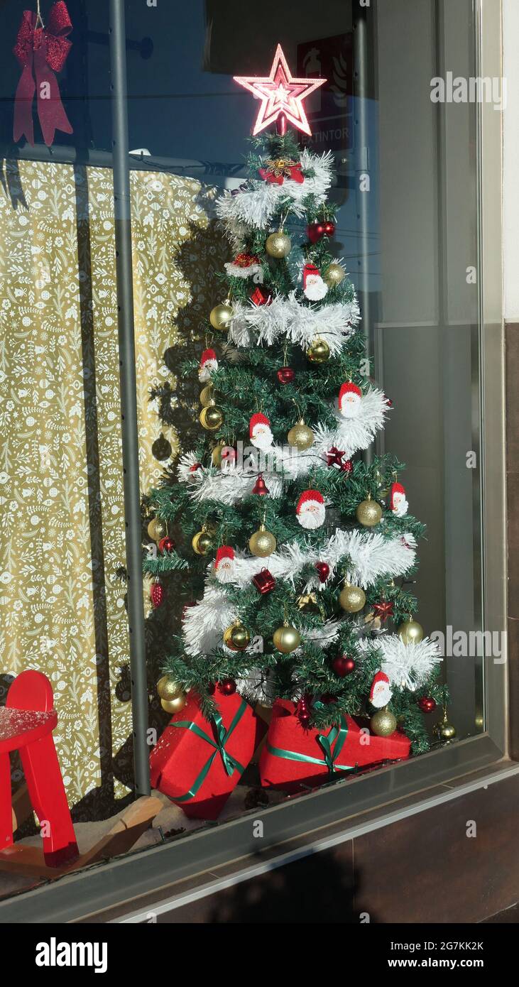 Albero di Natale decorato in vetrina villaggio Foto Stock