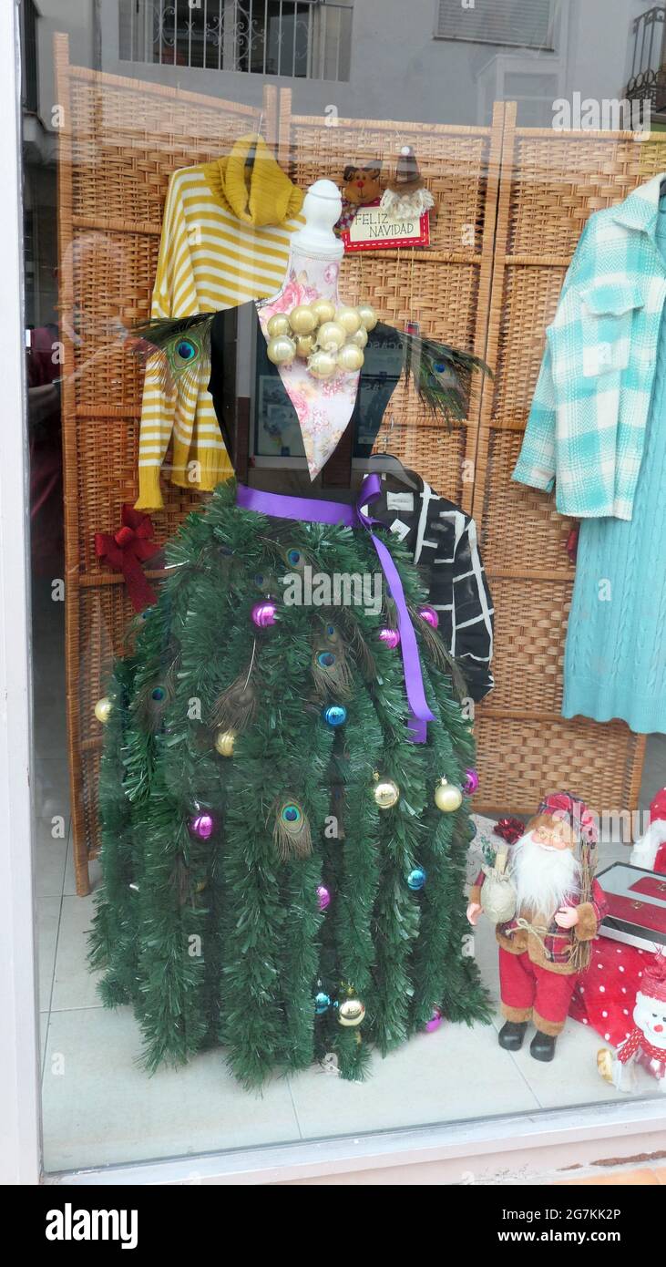 Abito decorato albero di Natale in mostra nella vetrina del villaggio Foto Stock