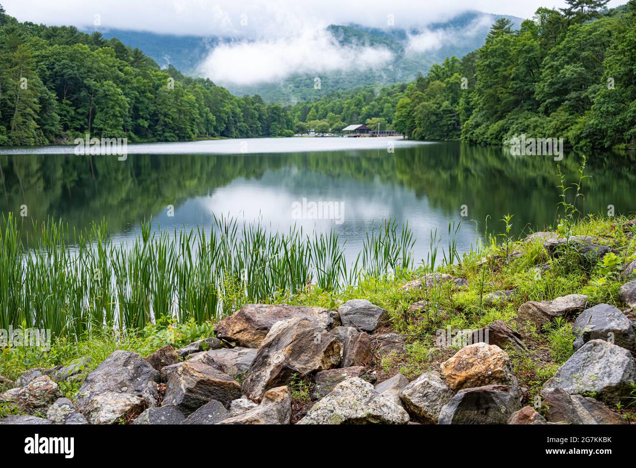 Vista panoramica e serena del Vogel state Park sul lago Trahlyta nelle montagne della Georgia settentrionale vicino a Blairsville, Georgia. (STATI UNITI) Foto Stock