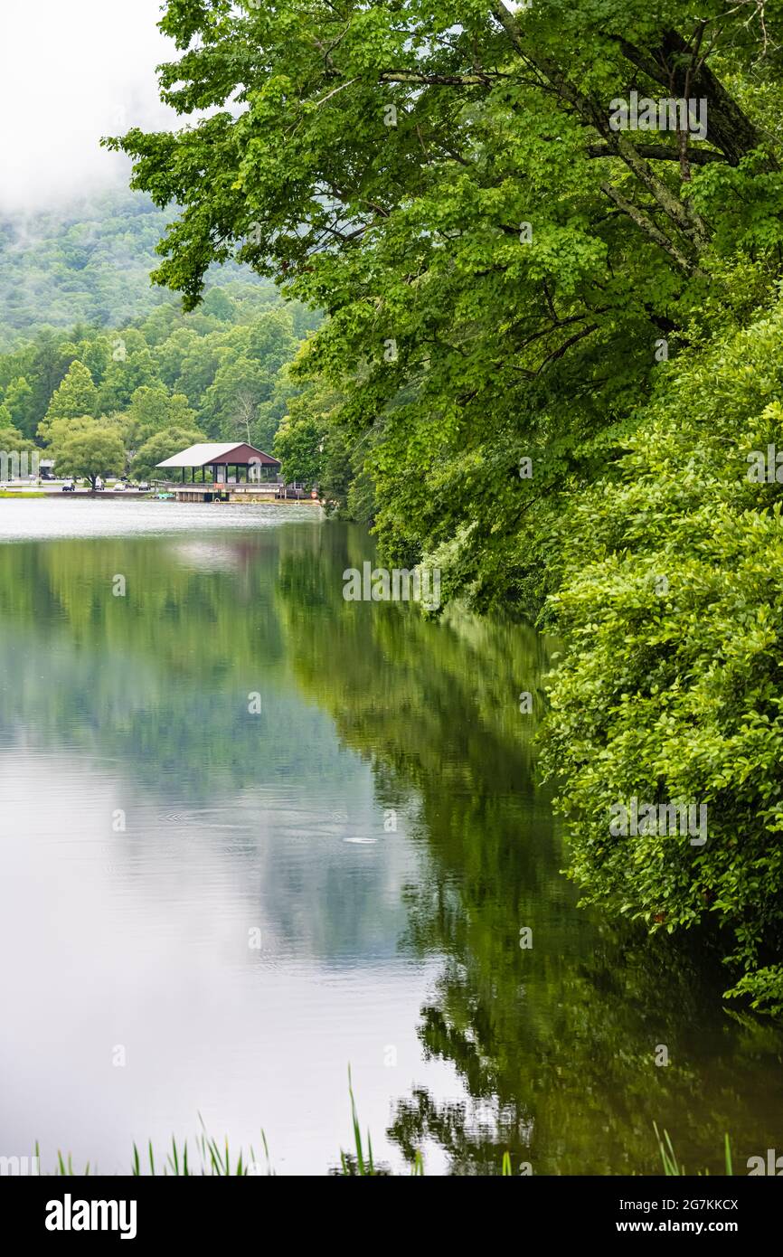 Vista panoramica e serena del Vogel state Park lungo la costa del lago Trahlyta, nelle North Georgia Mountains, vicino a Blairsville, Georgia. (STATI UNITI) Foto Stock
