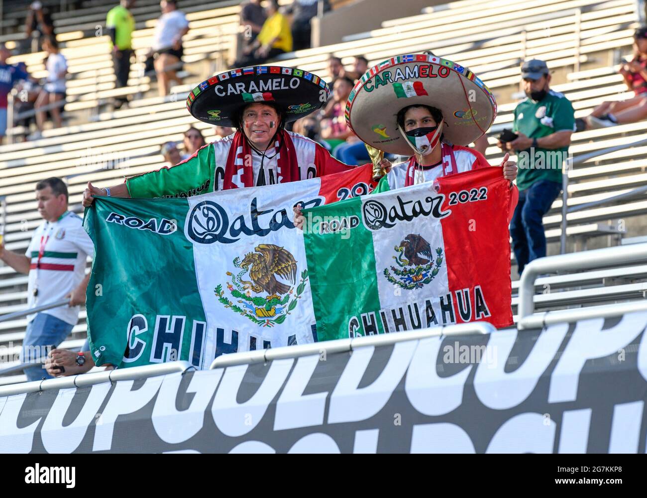 14 luglio 2021: I tifosi del Messico si vestono e visualizzano bandiere durante una partita della CONCACAF Gold Cup tra Messico e Guatemala al Cotton Bowl Stadium di Dallas, Texas il Messico ha sconfitto il Guatemala 3-0 Albert pena/CSM Foto Stock