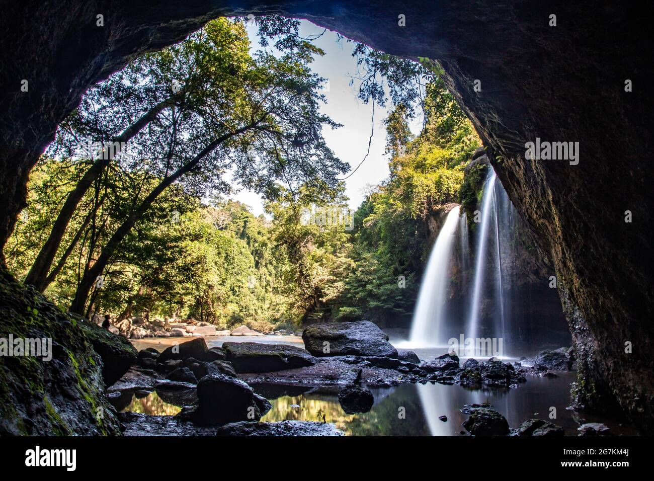 Cascata di Haew Suwat nel Parco Nazionale di Khao Yai a Nakhon Ratchasima, Thailandia Foto Stock