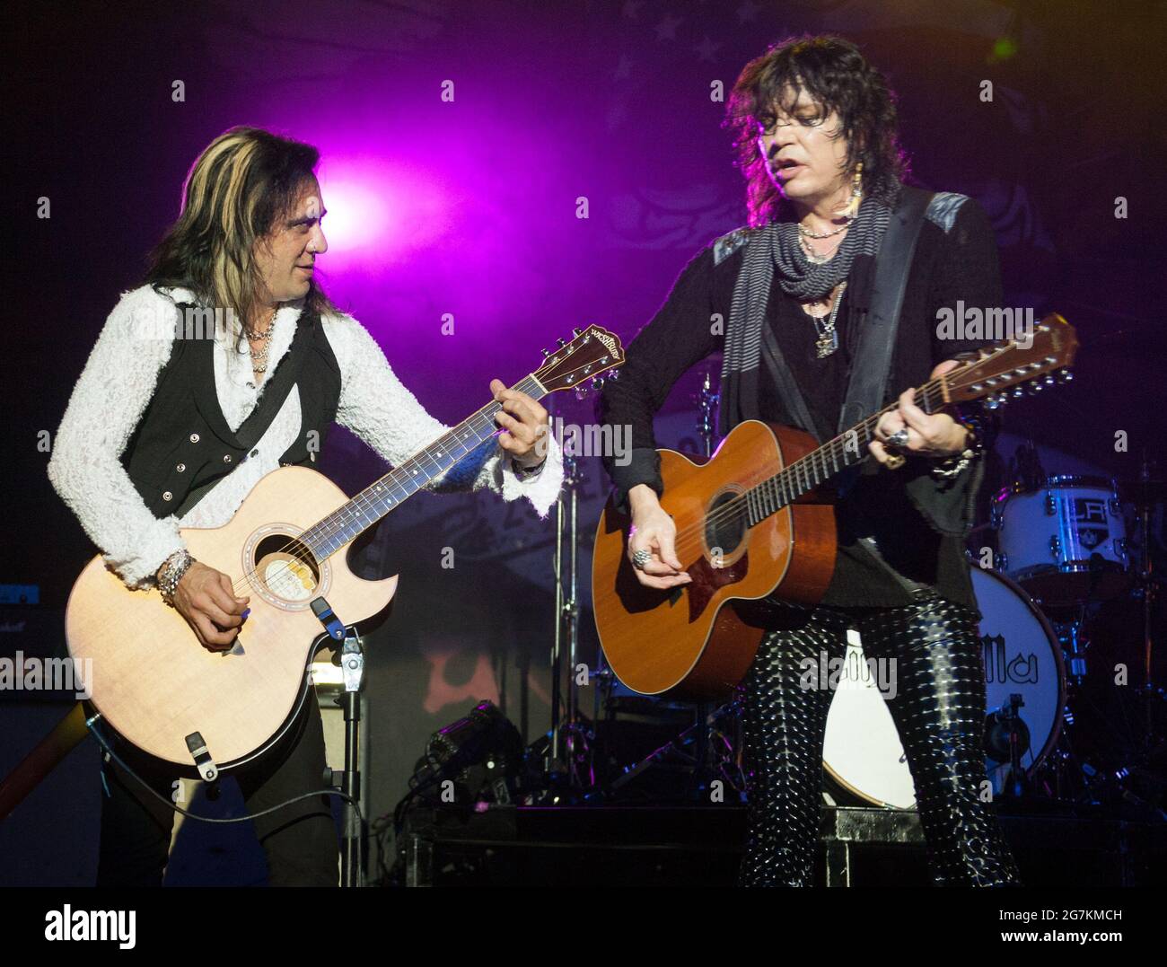 Il chitarrista Jeff LaBar (a sinistra) e Tom Kiefer (a destra) della band hair Metal Cinderella suonano dal vivo al Congress Theatre di Chicago, Illinois, negli Stati Uniti. Luglio 2010. Il 15 luglio 2021 fu annunciato che il leggendario musicista, noto per la sua presenza esplosiva ed energica sul palco, si allontanò da cause sconosciute. Foto Stock