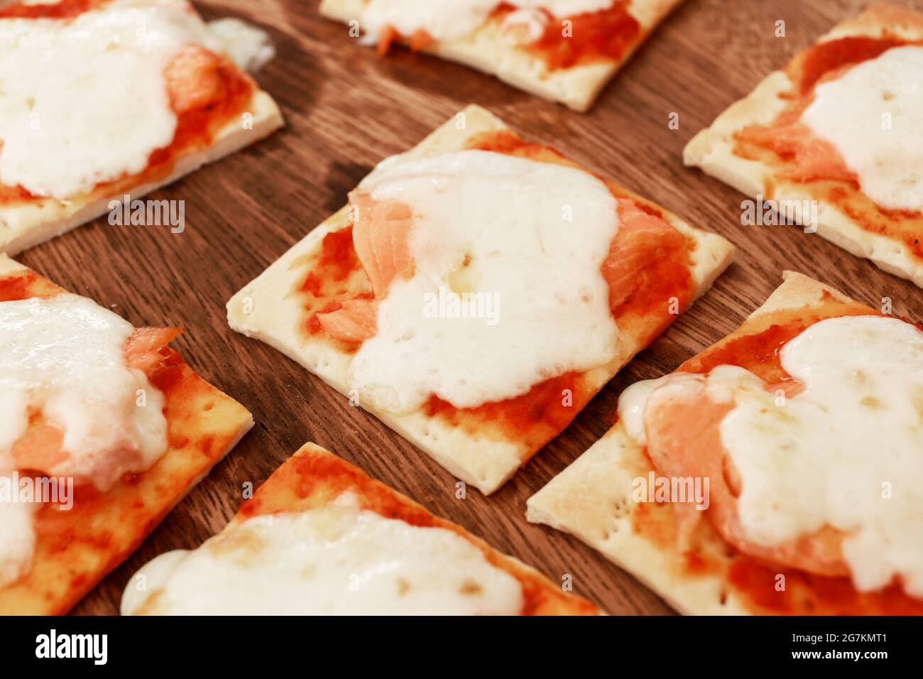 Mini Pizza con salmone Foto Stock