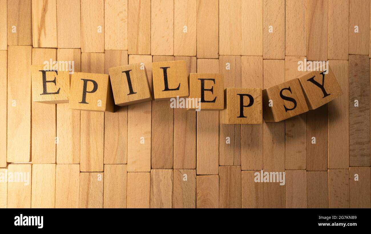 La parola epilessia è stata creata da cubi di legno. Malattia e salute. Primo piano. Foto Stock