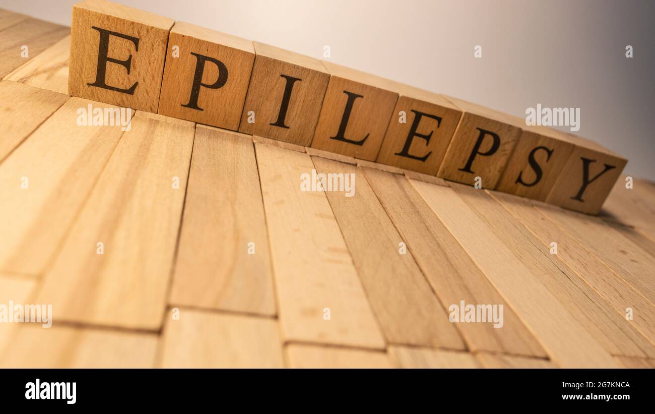 La parola epilessia è stata creata da cubi di legno. Malattia e salute. Primo piano. Foto Stock