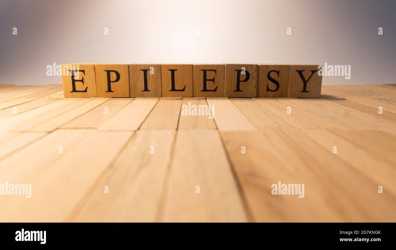 La parola epilessia è stata creata da cubi di legno. Malattia e salute. Primo piano. Foto Stock
