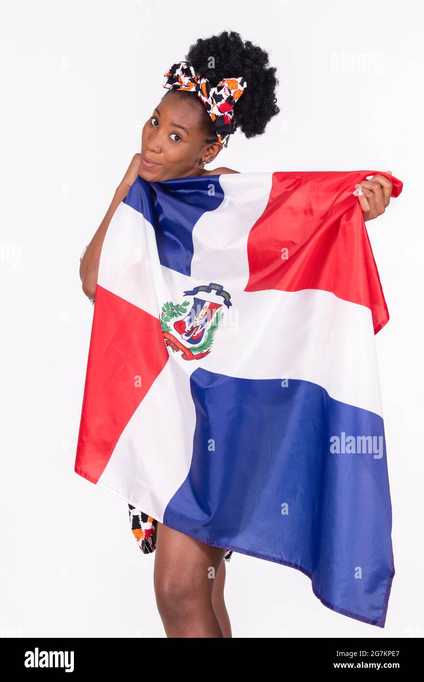 Donna Latina che tiene giocosamente la bandiera della Repubblica Dominicana Foto Stock