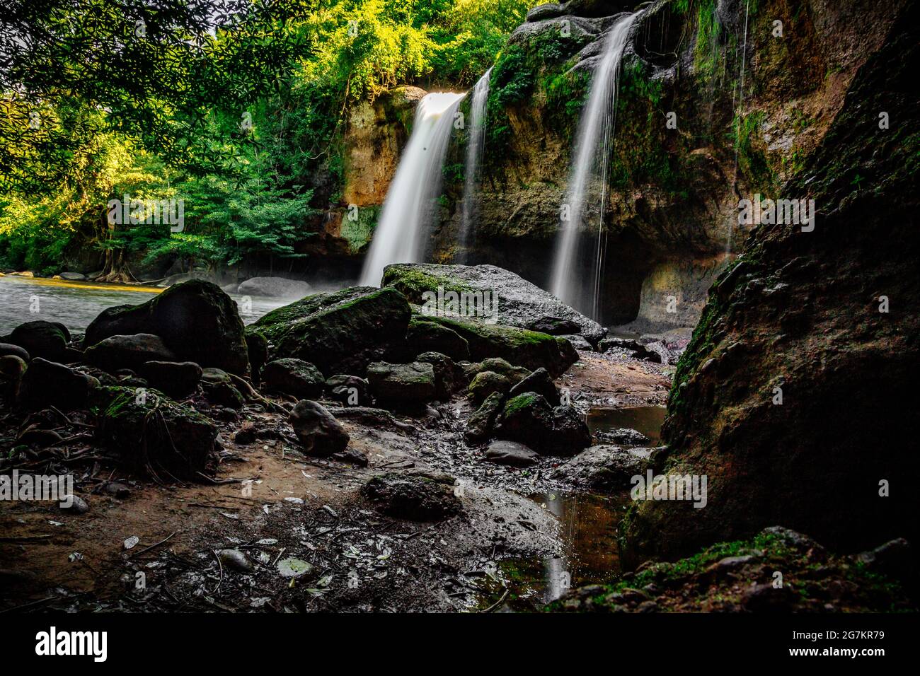 Cascata di Haew Suwat nel Parco Nazionale di Khao Yai a Nakhon Ratchasima, Thailandia Foto Stock