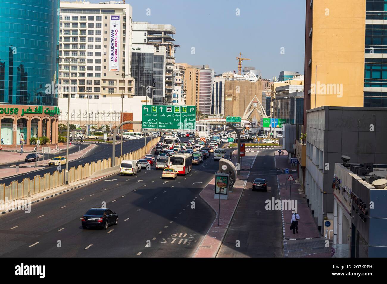 Dubai, Emirati Arabi Uniti - traffico mattutino 07.14.2021 nell'area di Deira vicino ad uno dei più antichi monumenti storici, la rotonda della torre dell'orologio. Foto Stock