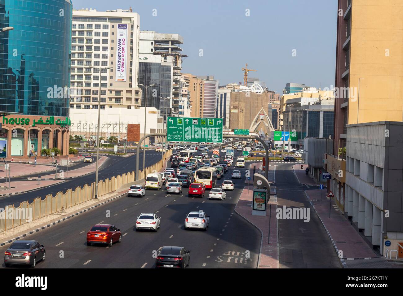 Dubai, Emirati Arabi Uniti - traffico mattutino 07.14.2021 nell'area di Deira vicino ad uno dei più antichi monumenti storici, la rotonda della torre dell'orologio. Foto Stock