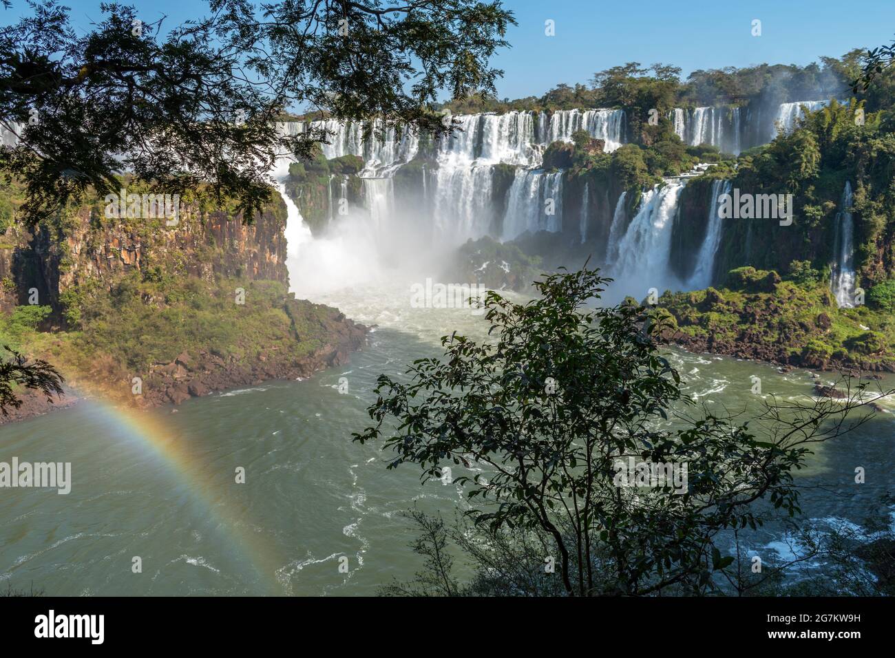 Vista panoramica delle cascate di Iguazu visto dal lato argentino Foto Stock