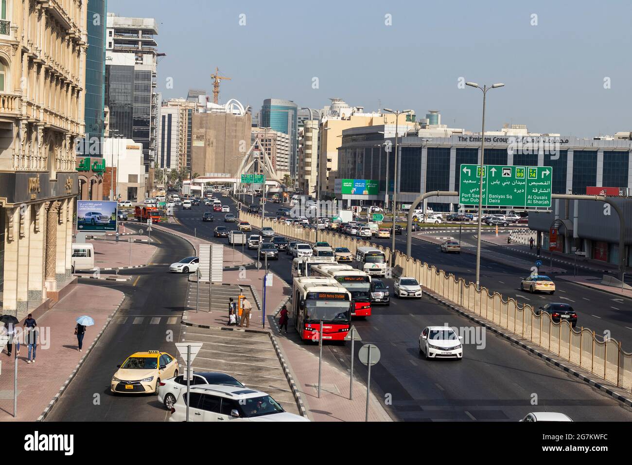 Dubai, Emirati Arabi Uniti - traffico mattutino 07.14.2021 nell'area di Deira vicino ad uno dei più antichi monumenti storici, la rotonda della torre dell'orologio. Foto Stock