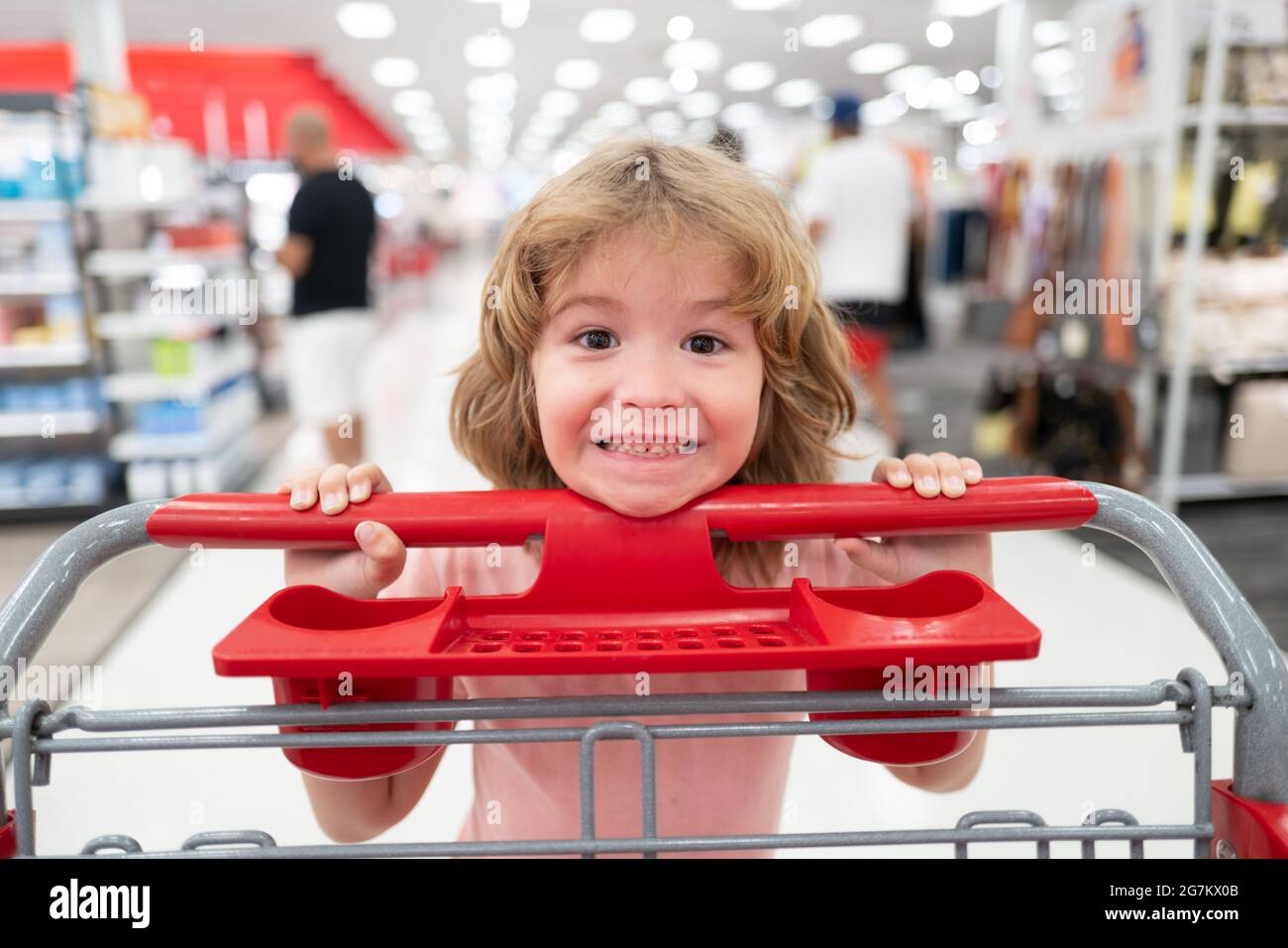 Bambino con cestino acquisto cibo in un negozio di alimentari. Clienti capretto che acquista i prodotti al supermercato. Foto Stock