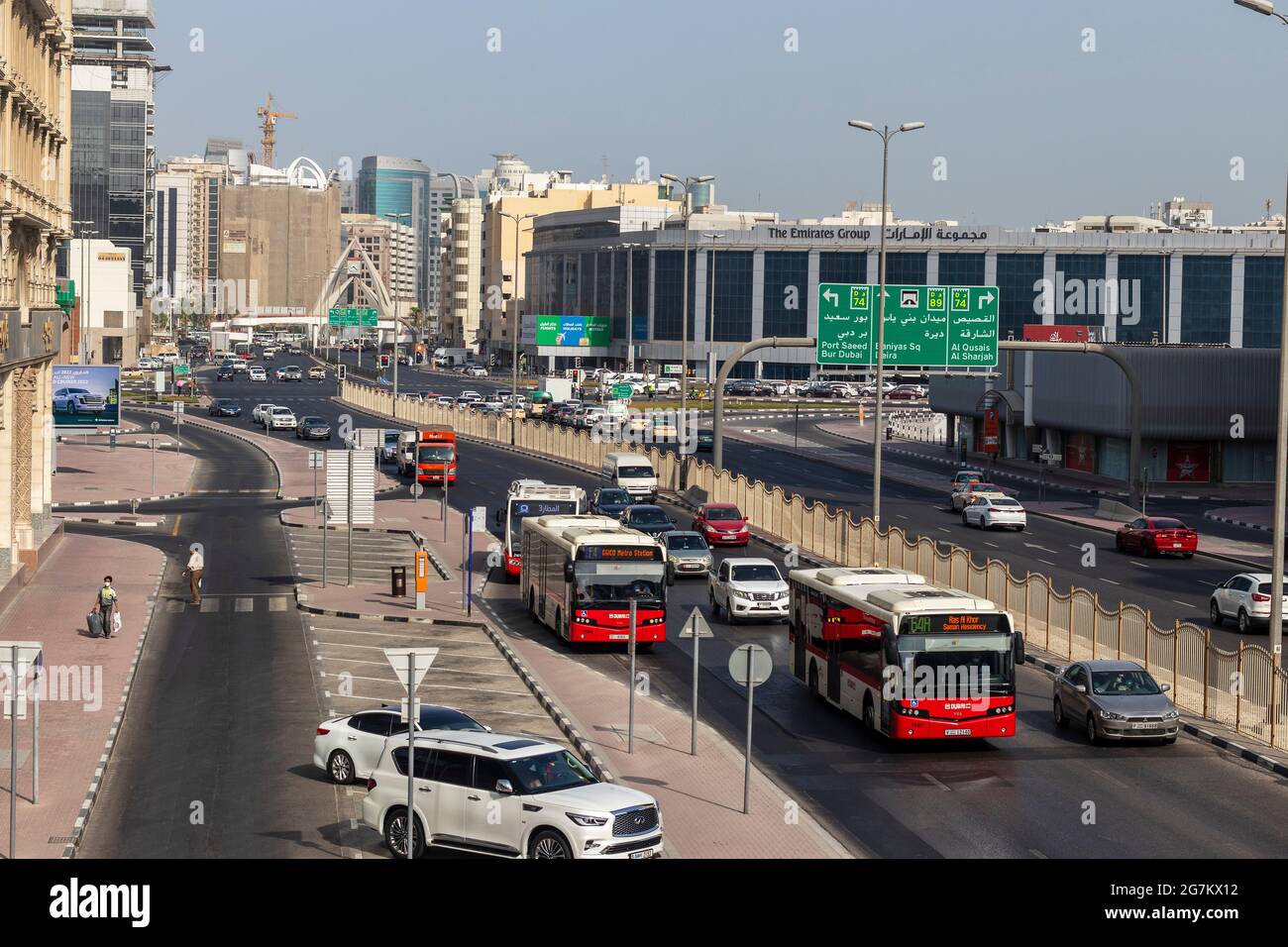 Dubai, Emirati Arabi Uniti - traffico mattutino 07.14.2021 nell'area di Deira vicino ad uno dei più antichi monumenti storici, la rotonda della torre dell'orologio. Foto Stock