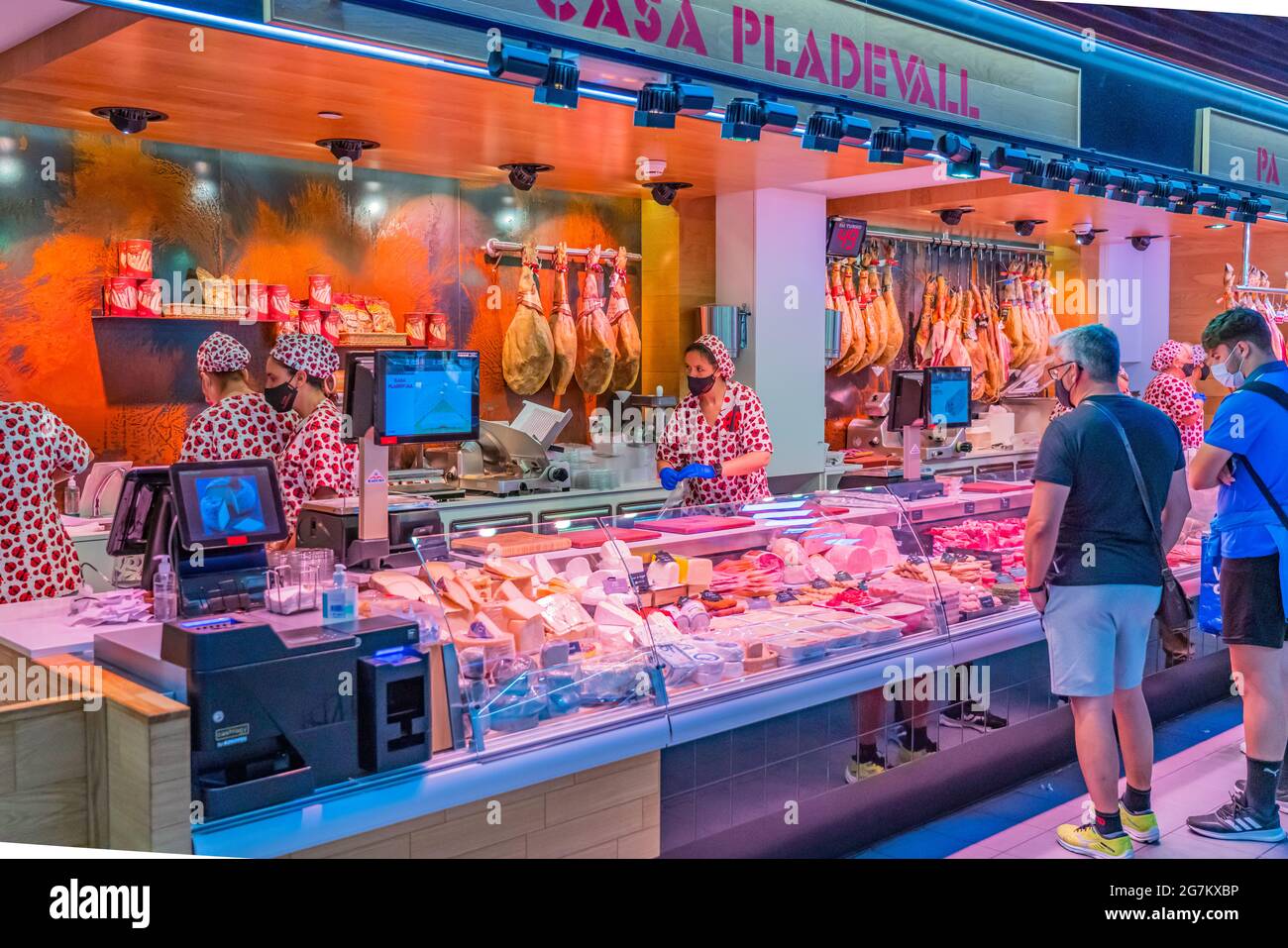 TARRAGONA, SPAGNA GIUGNO 23. 2021: Pesce e altri frutti di mare in vendita presso un mercato spagnolo a Tarragona, Catalogna, Spagna Foto Stock