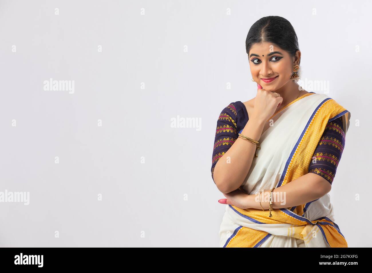 Ballerina Mohiniattam che ricorda un piacevole incidente attraverso Mushti mudra Foto Stock