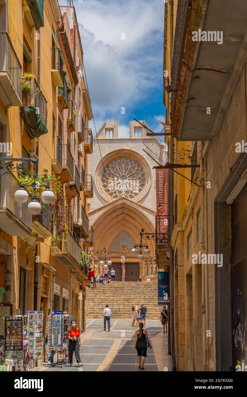 TARRAGONA, SPAGNA - GIUGNO 23. 2021: Vista sulla città con la Cattedrale di Tarragona, Catalogna Foto Stock