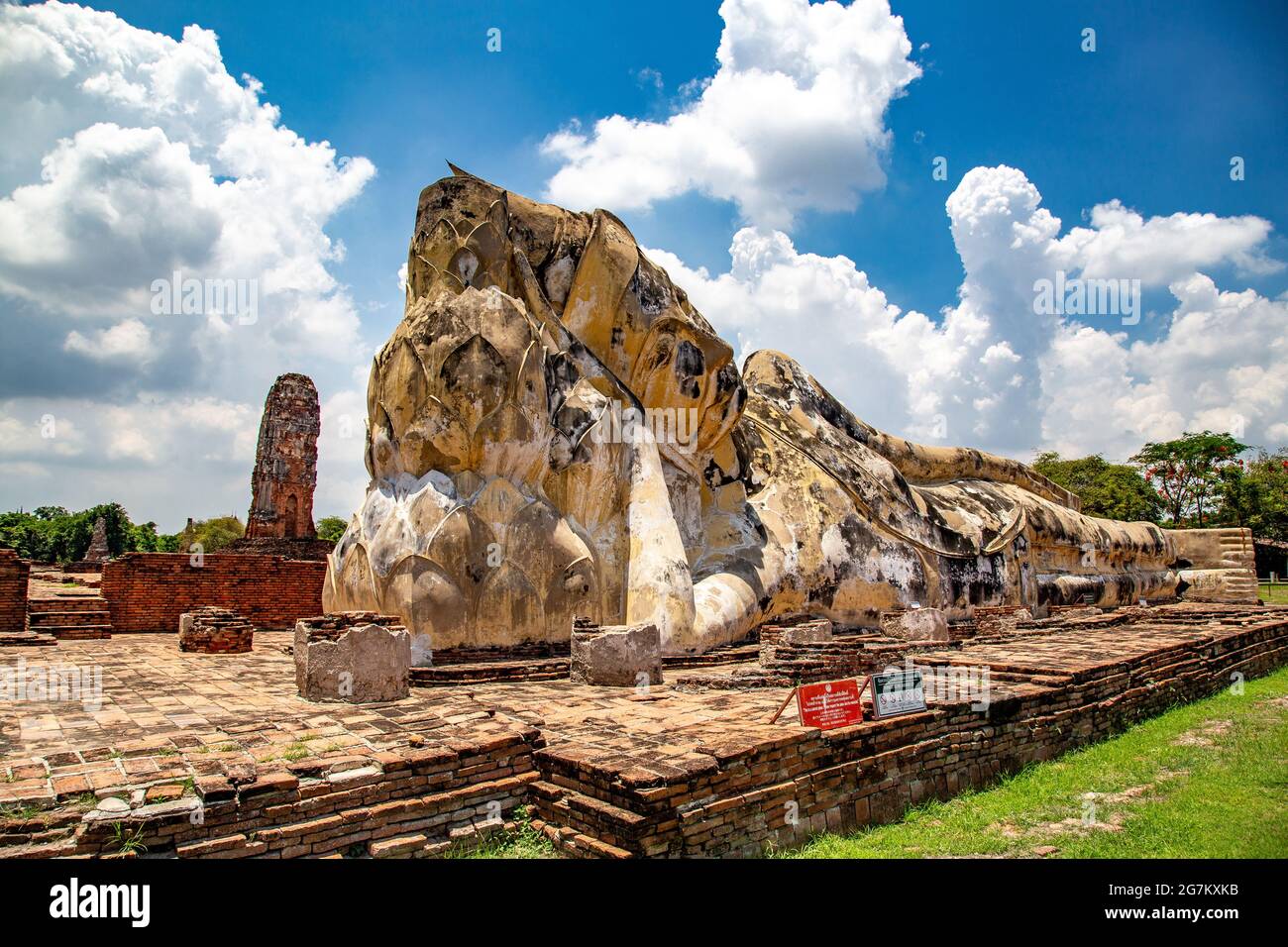 Buddha reclinato nel tempio di Wat Lokayasutharam a Phra Nakhon si Ayutthaya, città storica in Thailandia Foto Stock