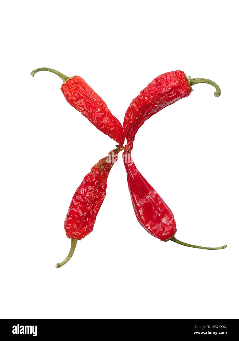 Lettera X dell'alfabeto fatto con pepe rosso, isolato su fondo bianco Foto Stock