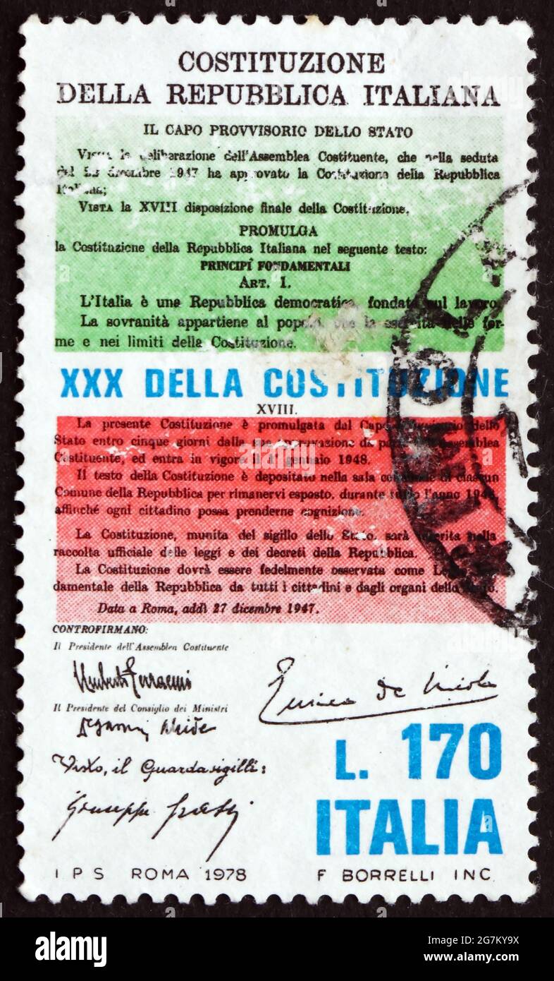ITALIA - CIRCA 1978: Un francobollo stampato in Italia dedicato alla Costituzione, 30° anniversario, circa 1978 Foto Stock