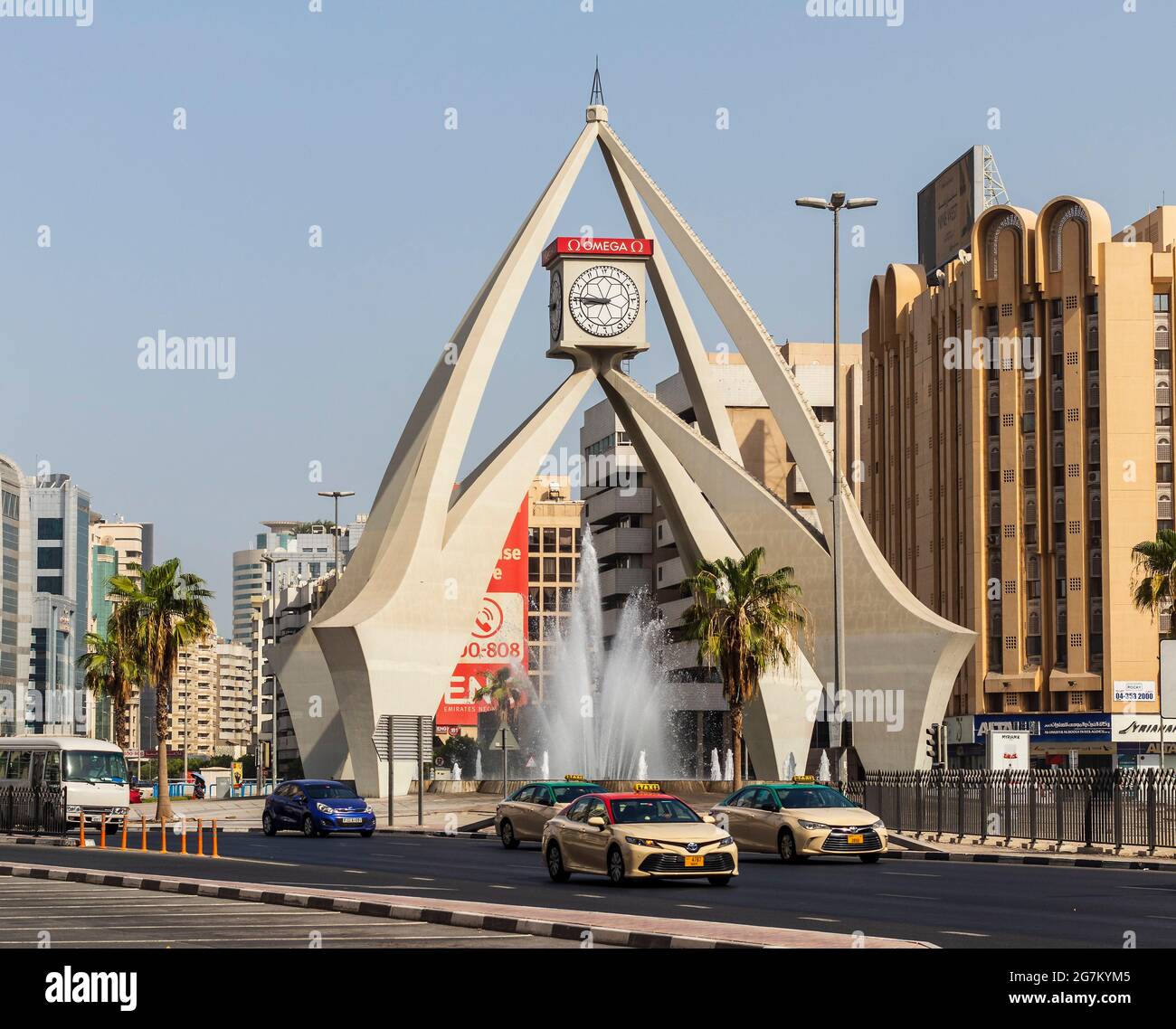 Dubai, Emirati Arabi Uniti - 07.14.2021 uno dei monumenti più antichi, la rotonda della torre dell'orologio. Foto Stock