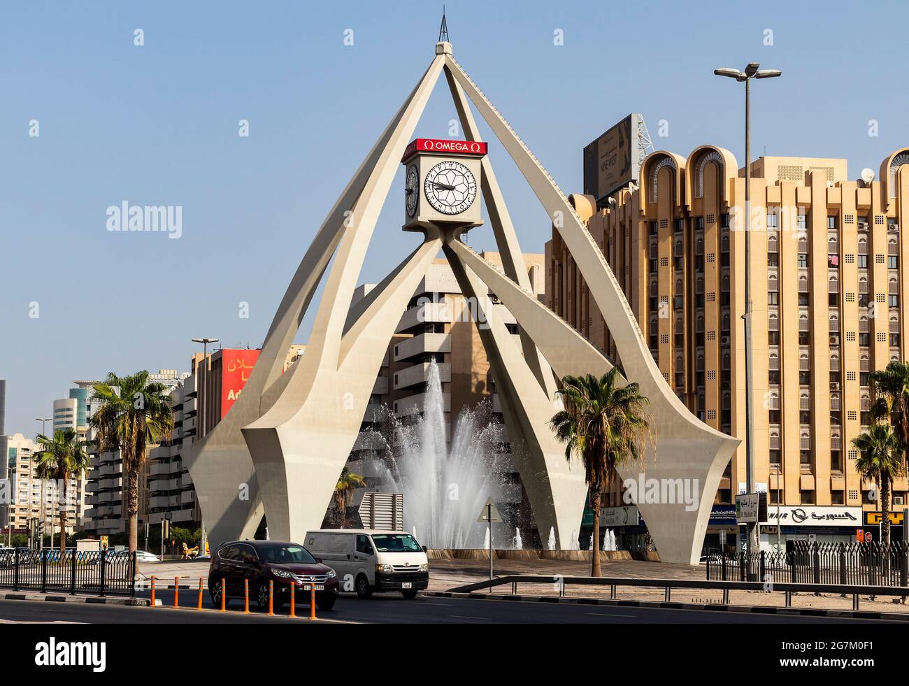Dubai, Emirati Arabi Uniti - 07.14.2021 uno dei monumenti più antichi, la rotonda della torre dell'orologio. Foto Stock