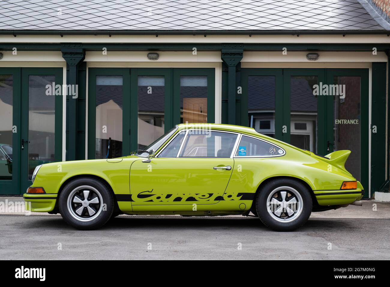 Auto Porsche Carrera di fronte ad un garage al Bicester Heritage Center. Bicester, Oxfordshire, Inghilterra Foto Stock