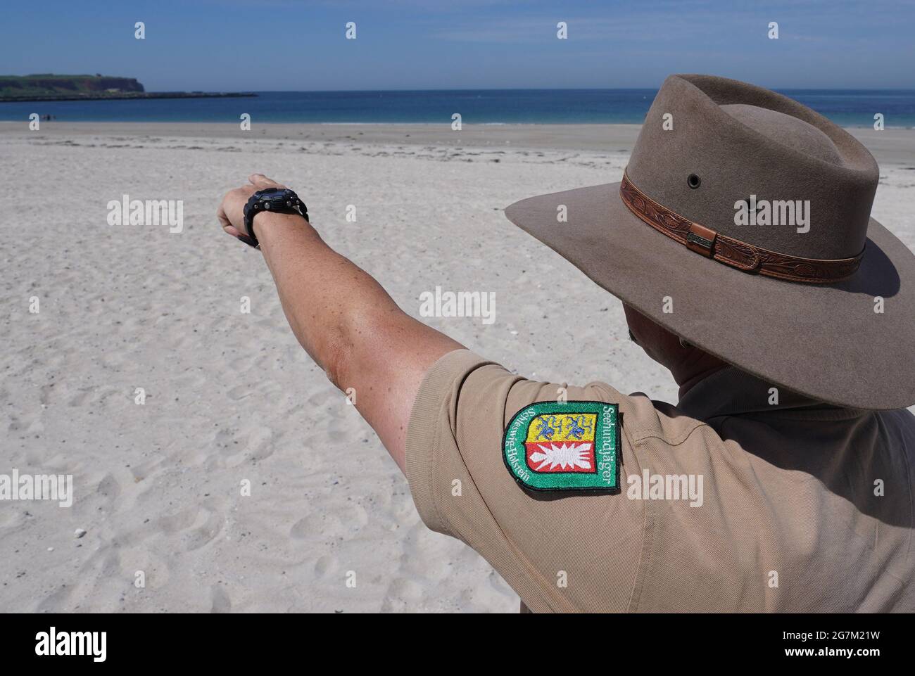 Helgoland, Germania. 16 Giugno 2021. Michael Janßen, direttore operativo della duna e cacciatore di foche dell'isola di alto mare Helgoland, si trova sulla spiaggia della duna. Credit: Marco Brandt/dpa/Alamy Live News Foto Stock