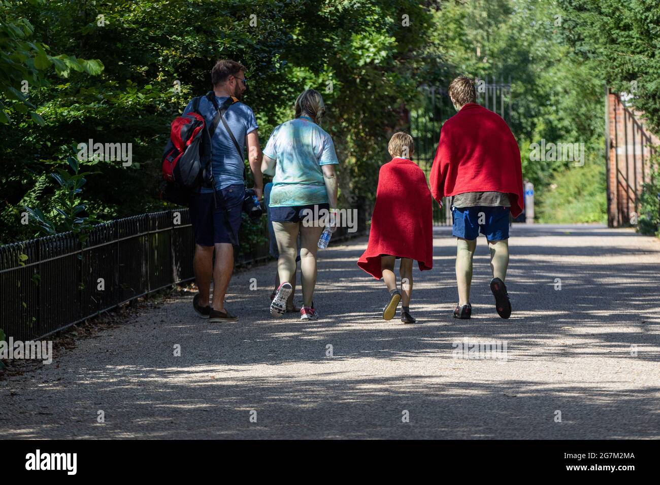 Famiglia che va a casa con gambe verdi macchiate dopo un evento di beneficenza schiuma Foto Stock