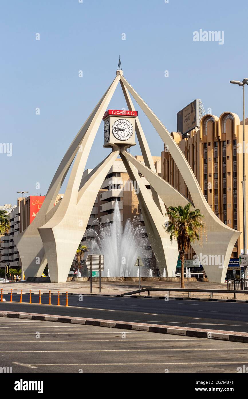 Dubai, Emirati Arabi Uniti - 07.14.2021 uno dei monumenti più antichi, la rotonda della torre dell'orologio. Foto Stock