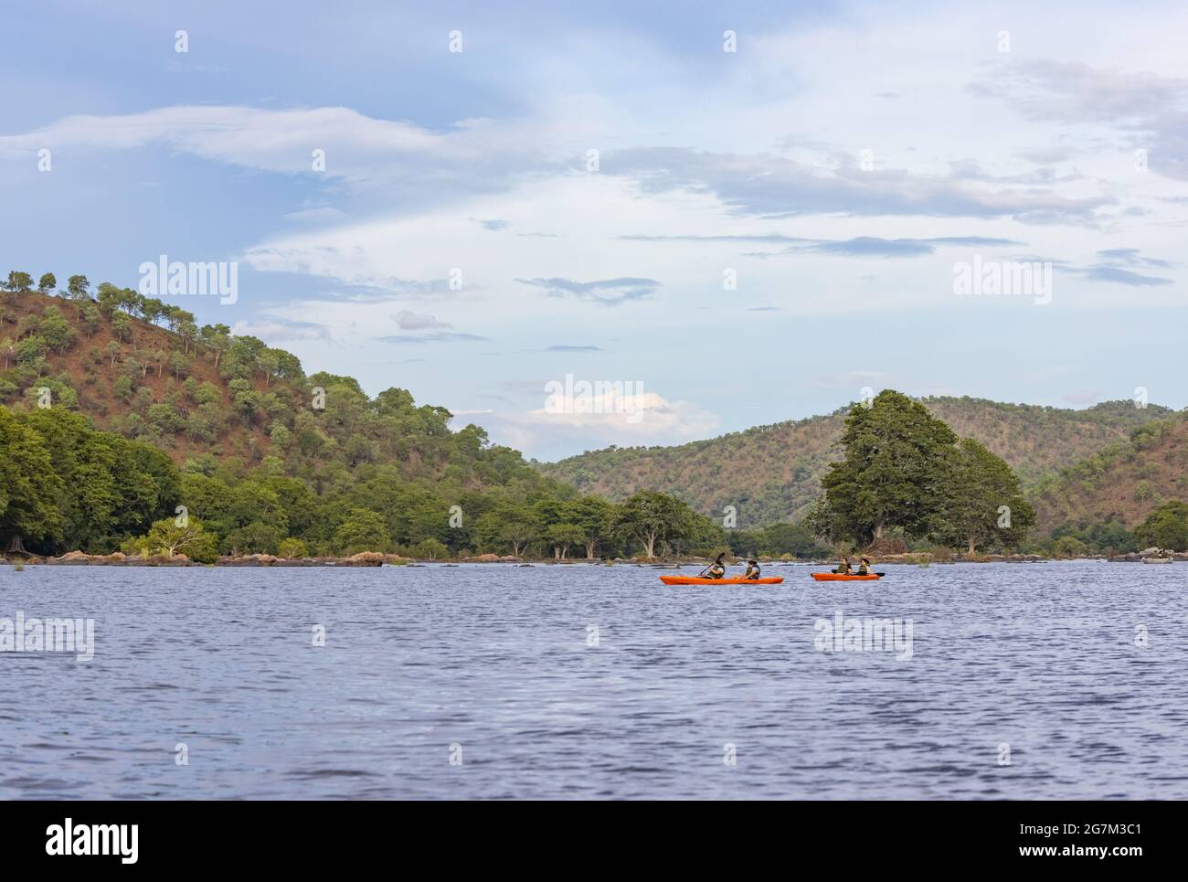 Viaggiatori in kayak sul fiume Cauvery vicino al campo Avventura di Bheemeshwari Foto Stock