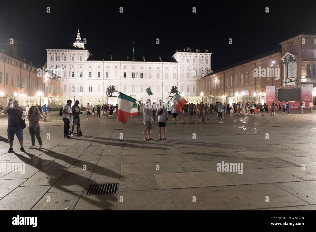 La celebrazione del tifoso italiano per la vittoria del Campionato europeo di calcio nel 2021. Foto Stock