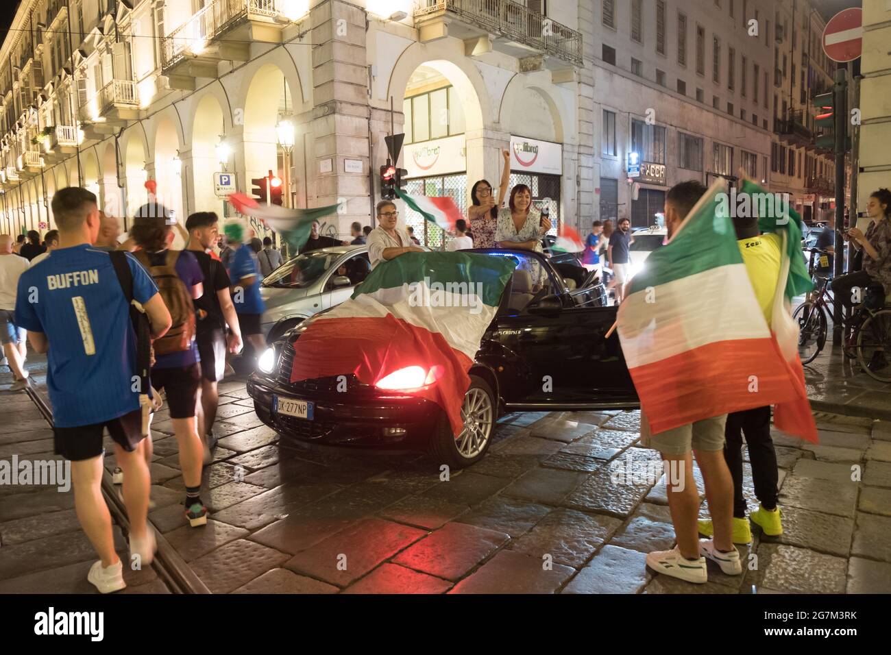 La celebrazione del tifoso italiano per la vittoria del Campionato europeo di calcio nel 2021. Foto Stock