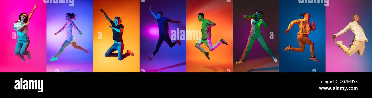 Ritratto di gruppo di persone che saltano isolato su sfondo multicolore in luce al neon, collage. Foto Stock