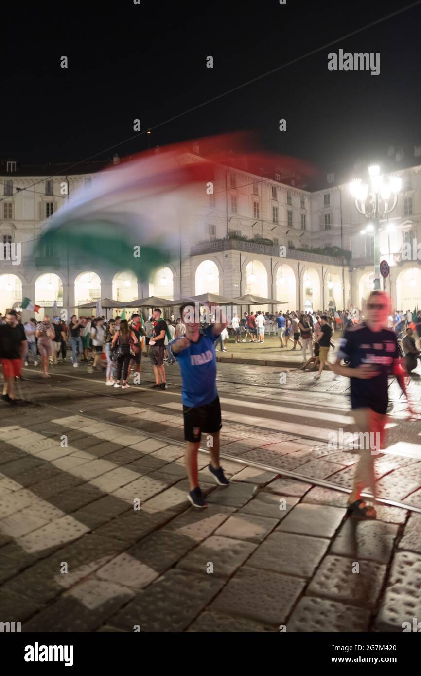 La celebrazione del tifoso italiano per la vittoria del Campionato europeo di calcio nel 2021. Foto Stock