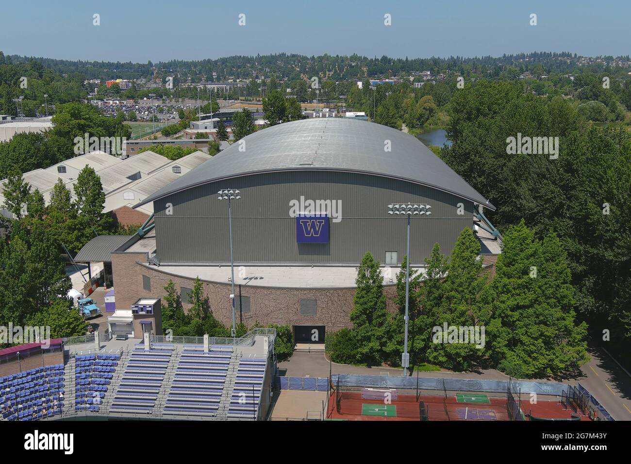 Una vista aerea del Dempsey Indoor nel campus dell'Università di Washington, mercoledì 14 luglio 2021, a Seattle. La struttura è il p Foto Stock