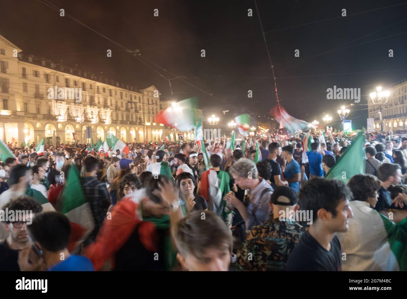 La celebrazione del tifoso italiano per la vittoria del Campionato europeo di calcio nel 2021. Foto Stock