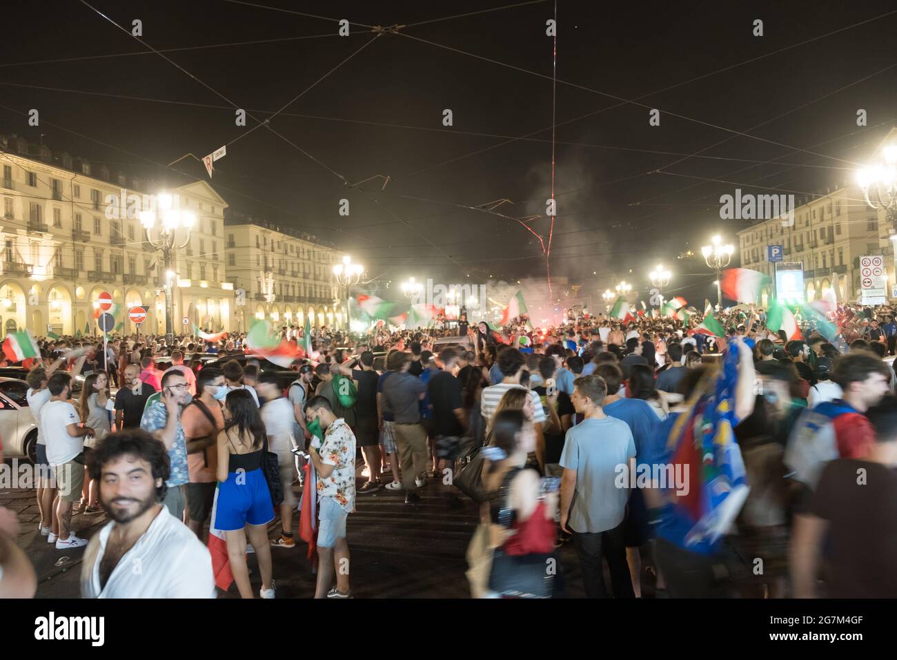 La celebrazione del tifoso italiano per la vittoria del Campionato europeo di calcio nel 2021. Foto Stock