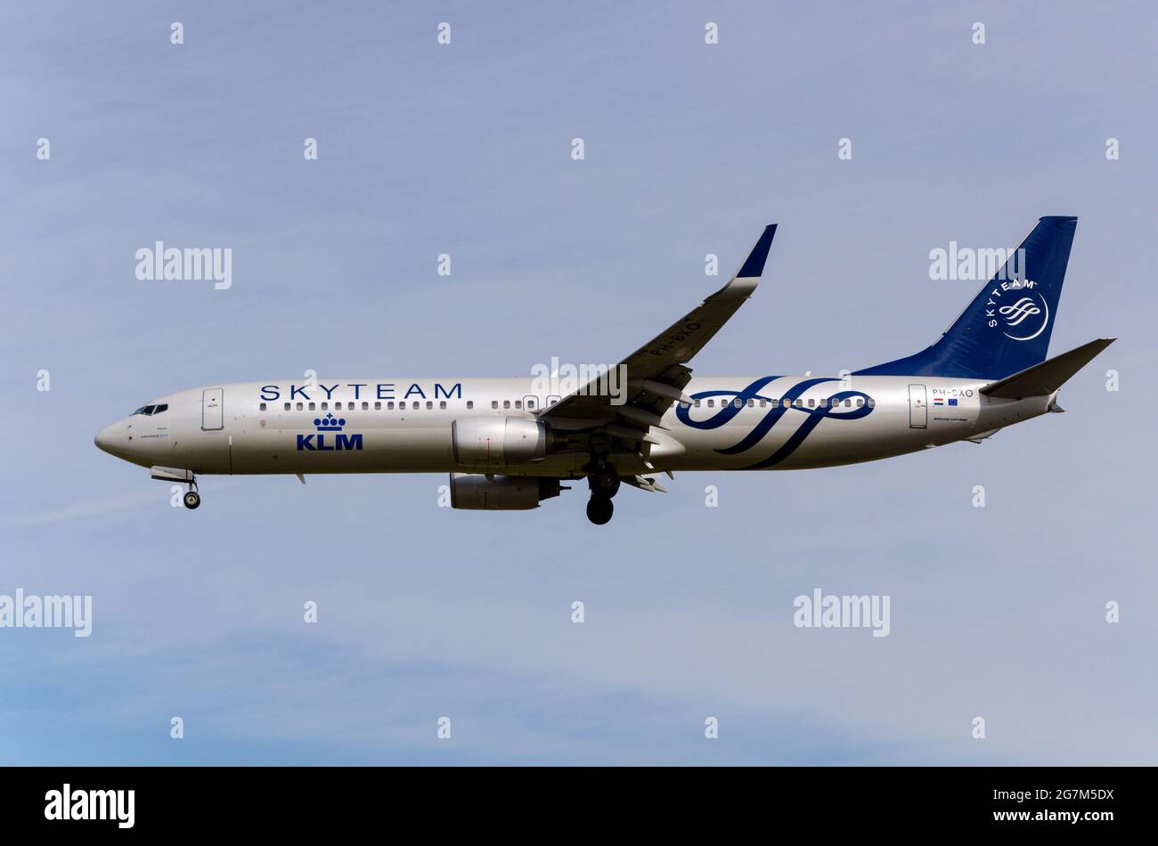 KLM Boeing 737 aereo jet Airliner PH-BXO in avvicinamento all'aeroporto Heathrow di Londra, Regno Unito in speciale livrea SkyTeam. Air France KLM Foto Stock